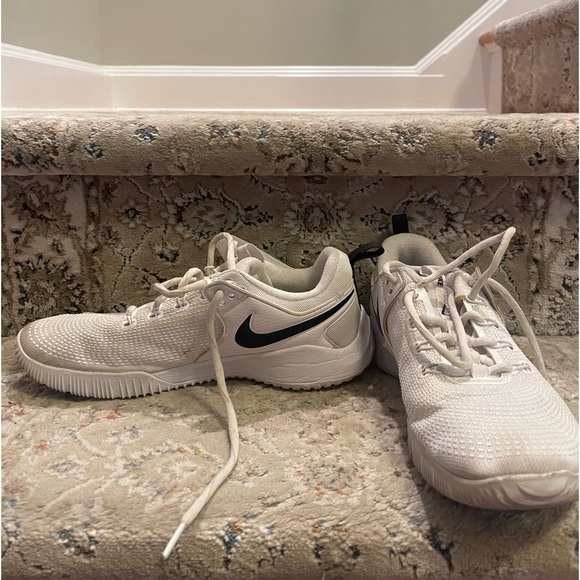 Nike Volleyball Sneaker - Picture 4 of 6